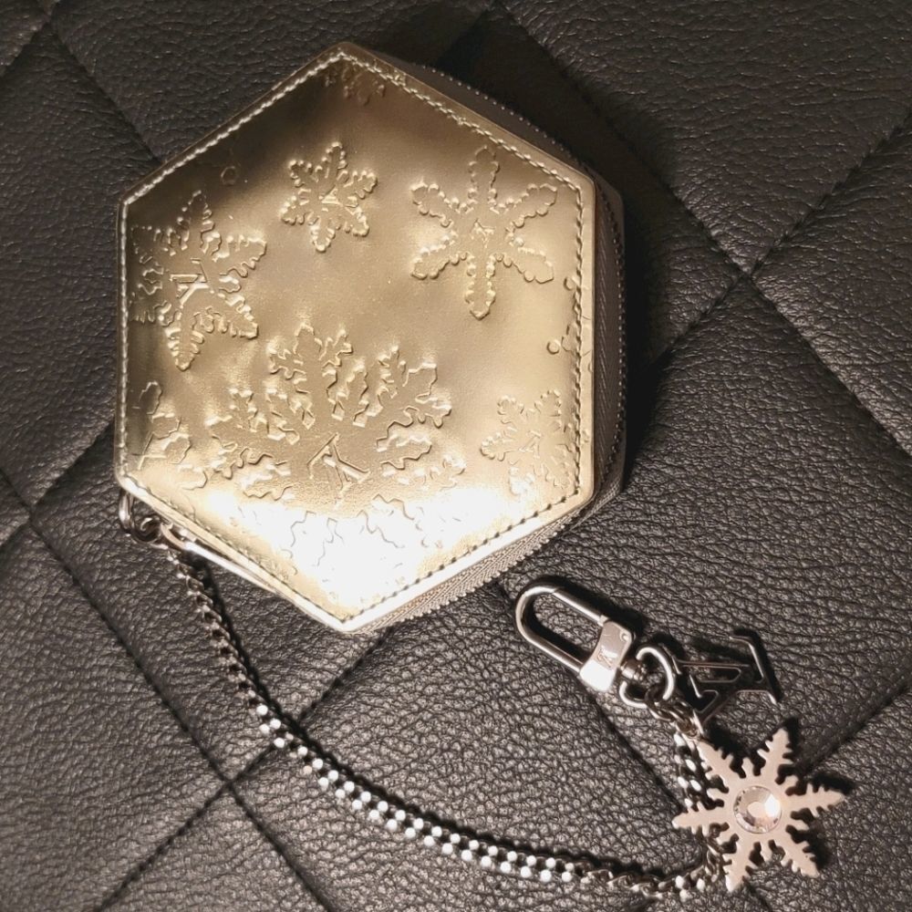 Louis Vuitton Vernis Flocon Snowflake Coin Pouch Argent Silver Rare Auth